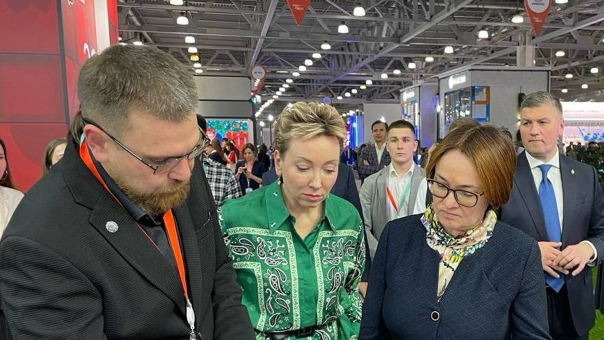 Презентация стенда банка главе ЦБ РФ на «Финополисе 2023»